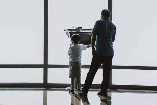 3 consejos que debes saber si viajas con niños y tu vuelo se retrasa