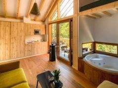 Cabaña con chimenea y jacuzzi