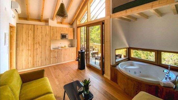 Cabaña con chimenea y jacuzzi Cabaña con chimenea y jacuzzi