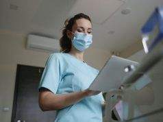Cómo cuidar la ropa sanitaria: consejos para que parezca nueva