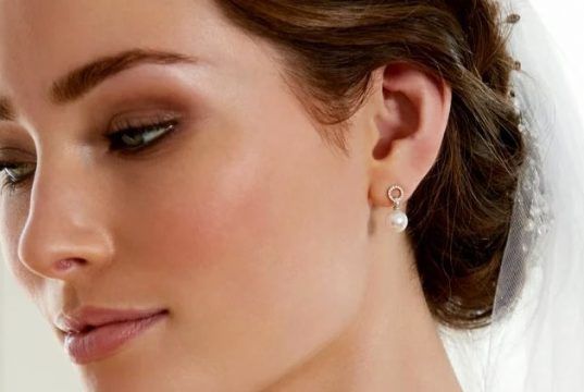 Cómo combinar los pendientes con los peinados de boda de la novia y las invitadas