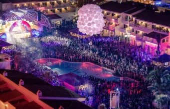 Destinos de moda para los amantes de la fiesta Destinos de moda: Ibiza Tables