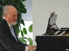 Julio Robles García tocando el piano. Compositor madrileño