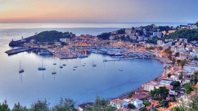 Puerto de Soller. Uno de los pueblos más bonitos de Mallorca Puerto de Soller. Uno de los pueblos más bonitos de Mallorca
