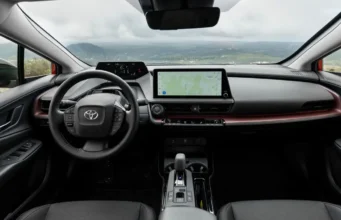 El convertidor catalítico del Prius, la clave para bajas emisiones y altos estándares Interior de un Toyota Prius 2025
