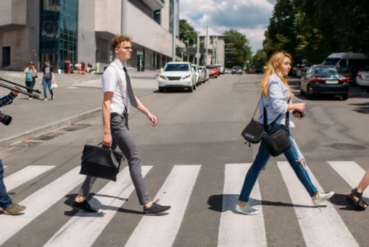 Tecnologías automotrices que mejoran la seguridad de los peatones