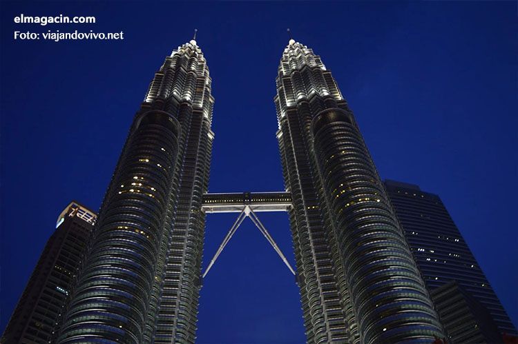 Las Torres Petronas de Kuala Lumpur por la noche. El Magacín. Las Torres Petronas de Kuala Lumpur por la noche. El Magacín.
