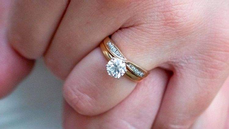Anillo de compromiso de mujer lujoso