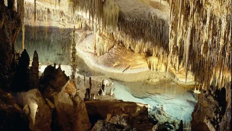 Interior de las cuevas del Drach