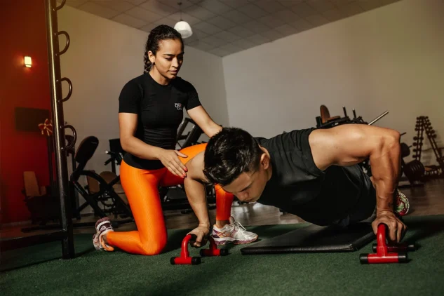 Ejercicios en el gimnasio con un entrenador personal