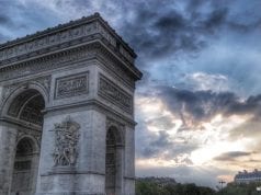 El Arco del Triunfo vio al navarro coronarse como ganador del Tour cinco veces seguidas