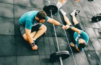 Beneficios que te aporta un entrenador personal Entrenador personal haciendo entrenamiento personalizado