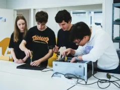 Estudiantes de FP reparando un ordenador