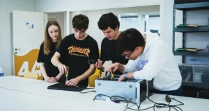 Estudiantes de FP reparando un ordenador