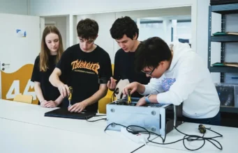 Estudiar FP a distancia: ciclos de grado medio y superior con Linkia FP Estudiantes de FP reparando un ordenador