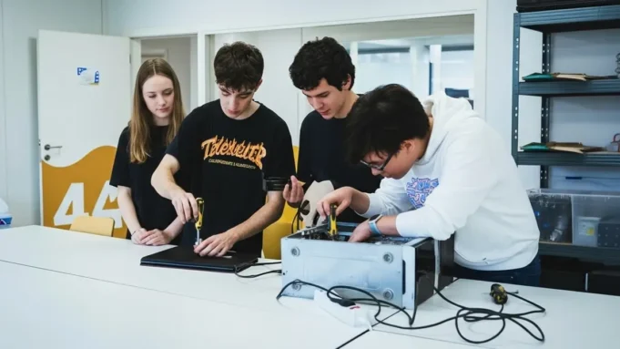 estudiantes-de-fp Estudiantes de FP reparando un ordenador