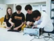 Estudiar FP a distancia: ciclos de grado medio y superior con Linkia FP Estudiantes de FP reparando un ordenador