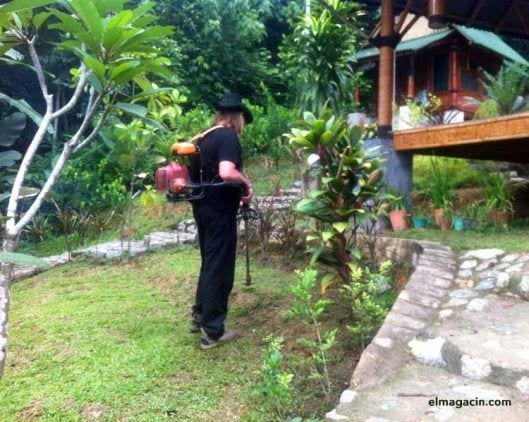 Viajar por el mundo como voluntario. Cómo hacer voluntariado viajando. Desbrozando los jardines de Bamboo Village en Kuala Lumpur Malasia. El Magacín.