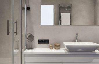 Lavabo con pared de microcemento