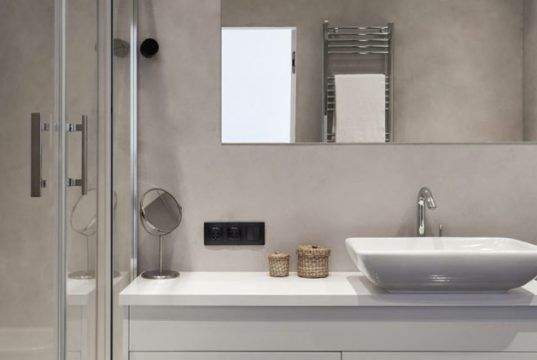 Lavabo con pared de microcemento