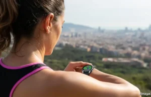 Mi experiencia corriendo con relojes GPS: lo que debe tener un buen reloj Mujer sudando mientras mira su reloj con GPS en Collserola