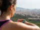 Mi experiencia corriendo con relojes GPS: lo que debe tener un buen reloj Mujer sudando mientras mira su reloj con GPS en Collserola