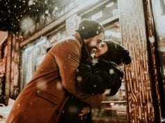 Pareja de enamorados en navidad.