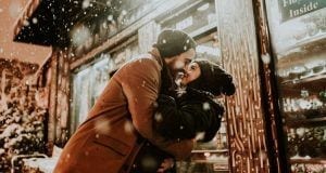 Pareja de enamorados en navidad.