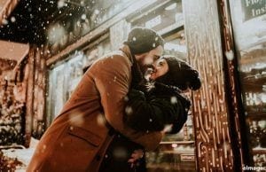 ¿Puede la tecnología ayudarte con la eyaculación precoz? Pareja de enamorados en navidad.