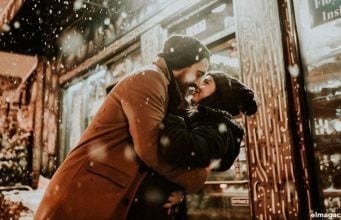 Pareja de enamorados en navidad.