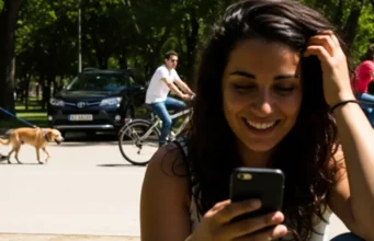¿Qué hace que los teléfonos inteligentes sean una opción óptima para los juegos? Una mujer jugando con un móvil en Madrid
