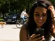 ¿Qué hace que los teléfonos inteligentes sean una opción óptima para los juegos? Una mujer jugando con un móvil en Madrid
