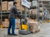 Guía para optimizar la logística interna y los tiempos de flujo en almacenes medianos Transpaleta eléctrica elevadora