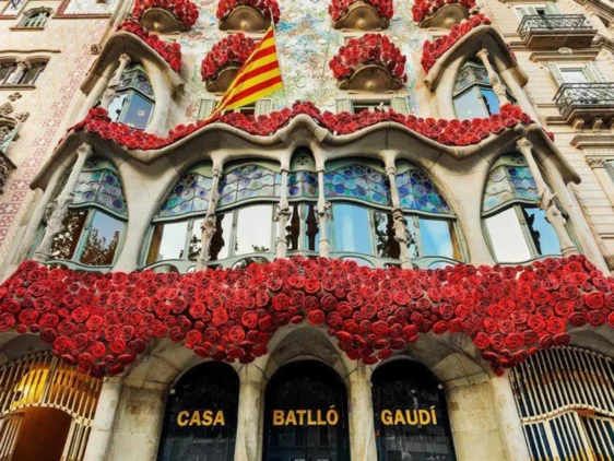 Casa Batllò con rosas rojas
